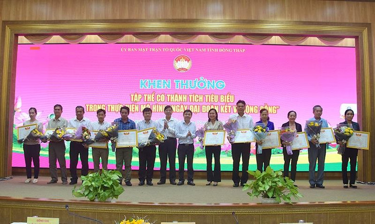Hội nghị đã khen thưởng 24 tập thể có thành tích tiêu biểu trong triển khai và thực hiện “Ngày đại đoàn kết vì cộng đồng”.