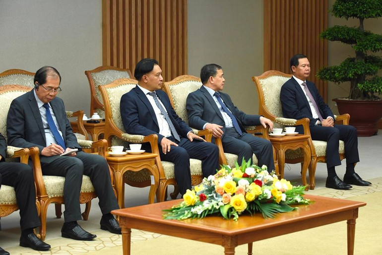 Các thành viên tháp tùng Phó Thủ tướng, Bộ trưởng Ngoại giao Lào Saleumxay Kommasith tham dự buổi tiếp.