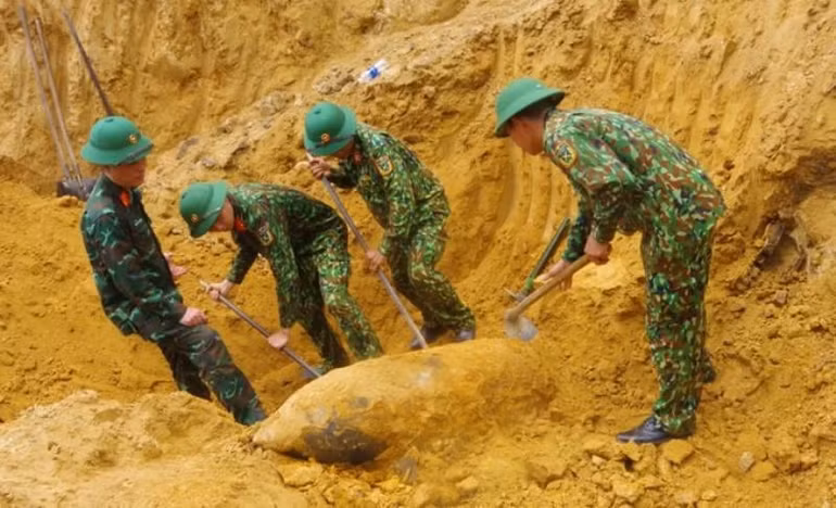 Quả bom còn sót lại sau chiến tranh tại huyện Tuyên Hóa. (Ảnh: Lan Anh)