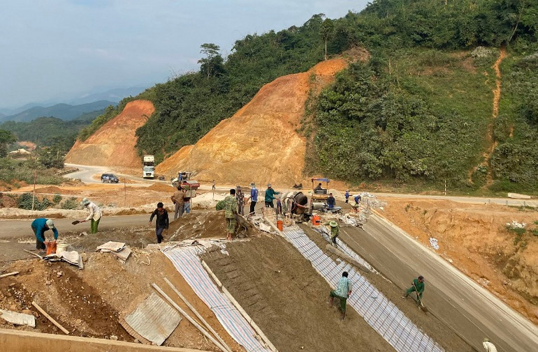 Công ty cổ phần Đường bộ 2 Điện Biên khẩn trương thi công công trình xử lý điểm tiềm ẩn nguy cơ mất an toàn giao thông tại Km155+100/QL12, tỉnh Điện Biên.