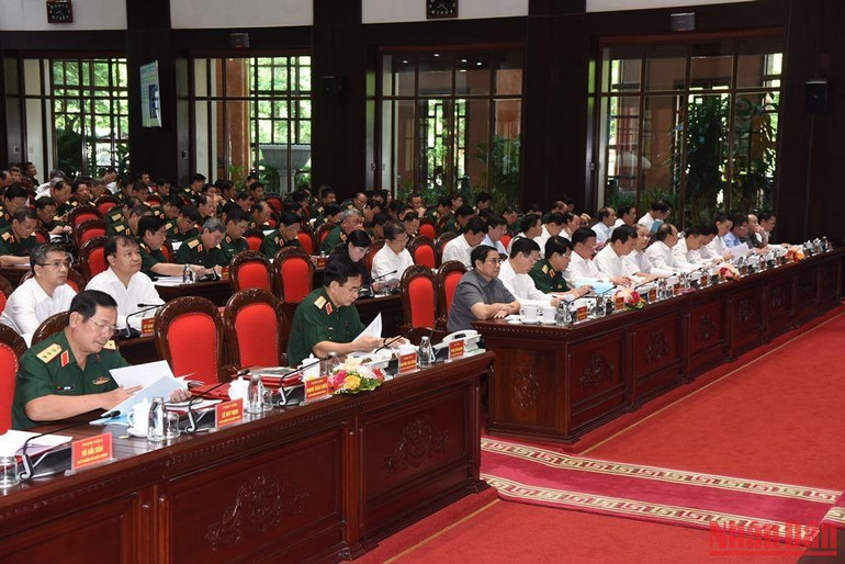 Thủ tướng Phạm Minh Chính; Thường trực Ban Bí thư Võ Văn Thưởng; Đại tướng Phan Văn Giang, Bộ trưởng Quốc phòng; Đại tướng Lương Cường, Chủ nhiệm Tổng cục Chính trị Quân đội nhân dân Việt Nam; Đinh Tiến Dũng, Bí thư Thành ủy Hà Nội và các đại biểu dự hội nghị.