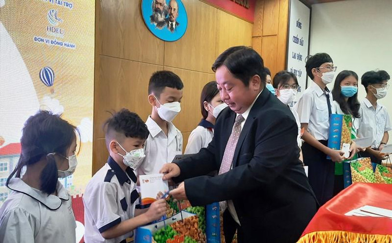 Đại diện Ban Tổ chức trao học bổng “Cùng em vượt khó đến trường” cho các em học sinh. Đại diện Ban Tổ chức trao học bổng “Cùng em vượt khó đến trường” cho các em học sinh.