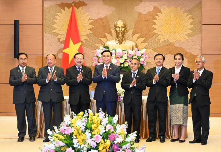 Chủ tịch Quốc hội Vương Đình Huệ với các đại biểu Đoàn Ủy ban Đối ngoại Quốc hội Lào.