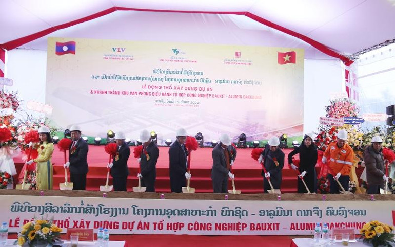 Các đại biểu thực hiện nghi thức động thổ xây dựng dự án. (Ảnh: Trịnh Dũng)