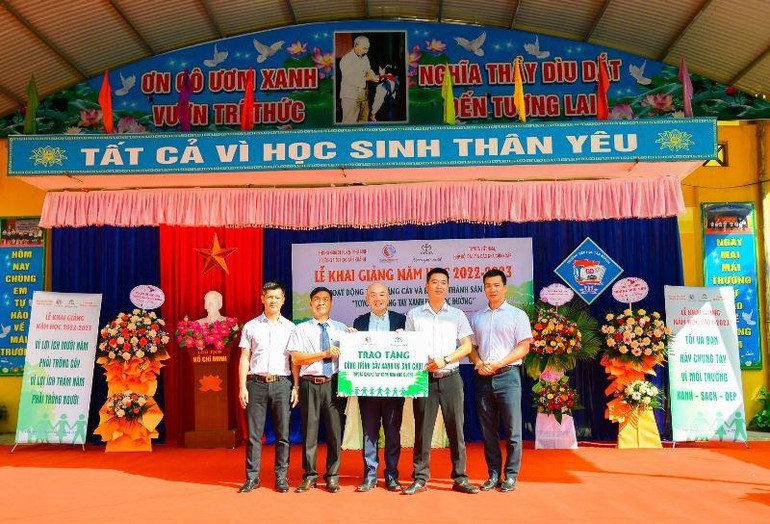 Đại diện Toyota Việt Nam trao tặng công trình cây xanh và sân chơi cho đại diện Trường Tiểu học Tân Khánh.