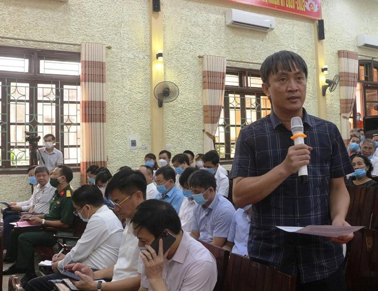 Đại diện lãnh đạo sở, ngành trả lời ý kiến, kiến nghị của nhân dân thị trấn Ba Sao tại hội nghị đối thoại.