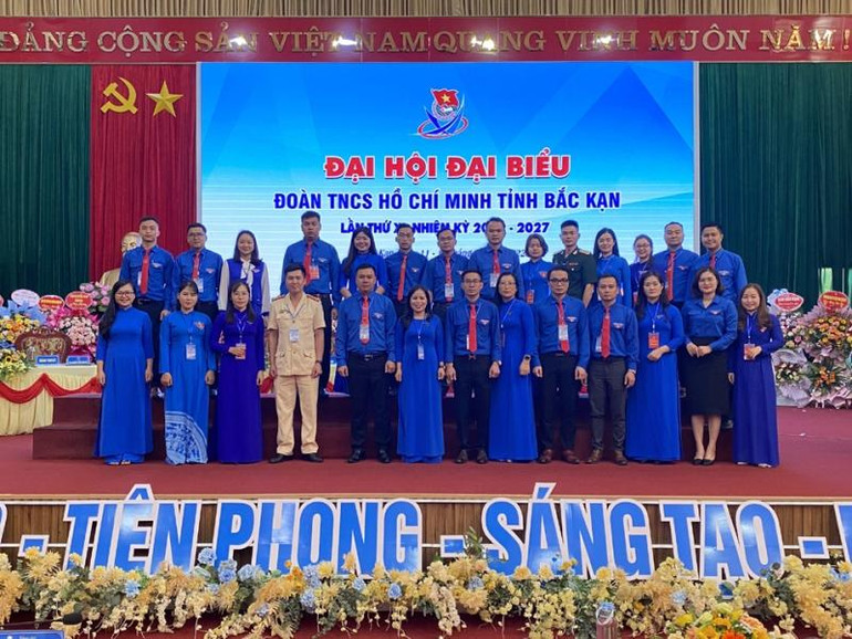 Ban Chấp hành khóa mới ra mắt đại hội.