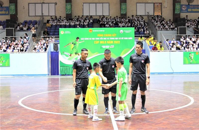 Đội bóng chủ nhà Đắk Lắk và Quảng Trị khối tiểu học làm thủ tục mở màn trận đấu của giải. Đội bóng chủ nhà Đắk Lắk và Quảng Trị khối tiểu học làm thủ tục mở màn trận đấu của giải.