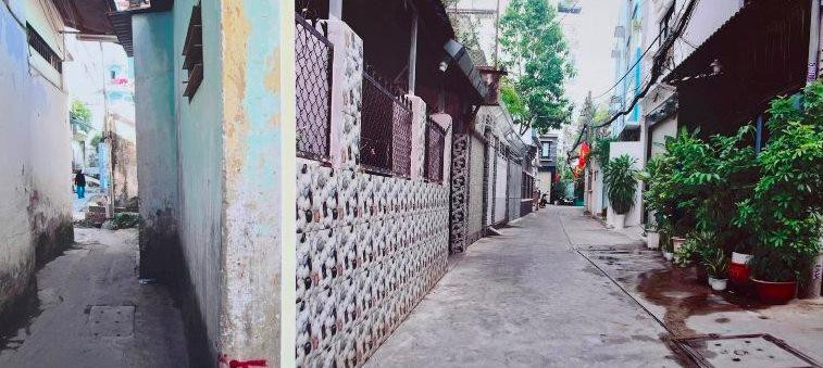 Tuyến hẻm 33, đường Cầm Bá Thước, phường 7, quận Phú Nhuận trước và sau khi mở rộng hẻm từ việc hiến đất của người dân. (Ảnh: Ban Tổ chức hội nghị cung cấp).