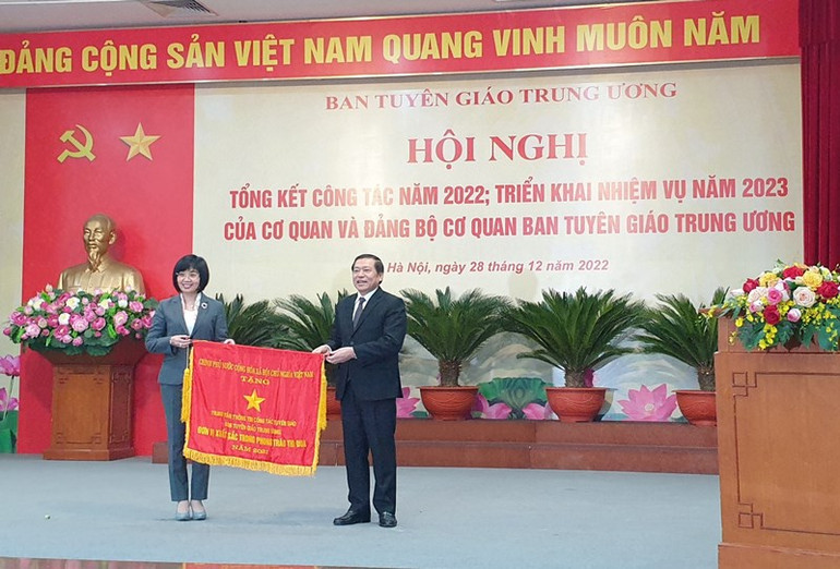 Đồng chí Lại Xuân Môn, Ủy viên T.Ư Đảng, Phó trưởng Ban Thường trực Ban Tuyên giáo Trung ương trao Cờ thi đua của Chính phủ tặng tập thể xuất sắc tiêu biểu. Đồng chí Lại Xuân Môn, Ủy viên T.Ư Đảng, Phó trưởng Ban Thường trực Ban Tuyên giáo Trung ương trao Cờ thi đua của Chính phủ tặng tập thể xuất sắc tiêu biểu.