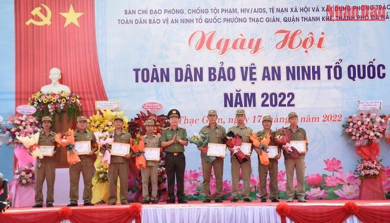 Thiếu tướng Tráng A Tủa, Cục trưởng Cục Xây dựng phong trào bảo vệ an ninh Tổ quốc trao Kỷ niệm chương Bảo vệ an ninh Tổ quốc cho các cá nhân tiêu biểu.