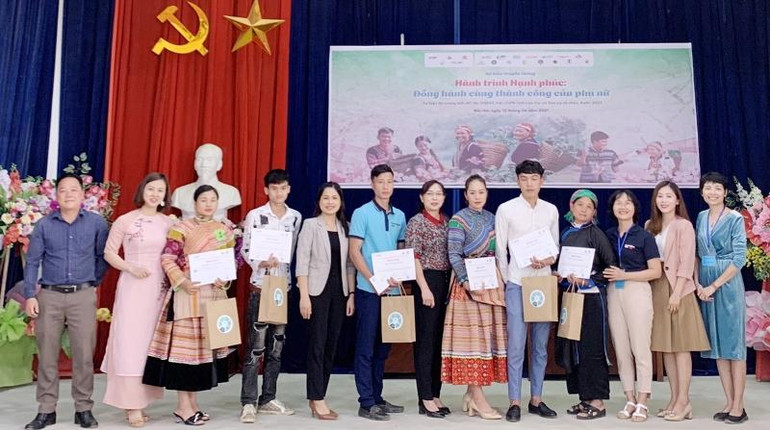 Khen thưởng các cặp vợ chồng tiêu biểu tại cuộc thi tìm hiểu về bình đẳng giới tại huyện Bắc Hà (tỉnh Lào Cai).