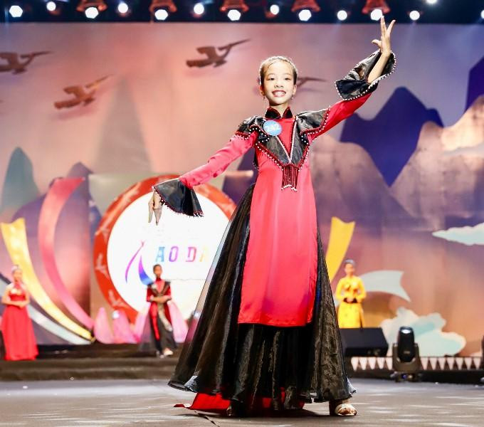 Phần trình diễn áo dài của các em nhỏ trong chương trình.