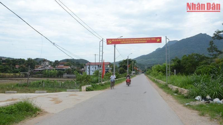 Con đường trải nhựa vào trung tâm xã miền núi Khánh Thượng, Ba Vì.