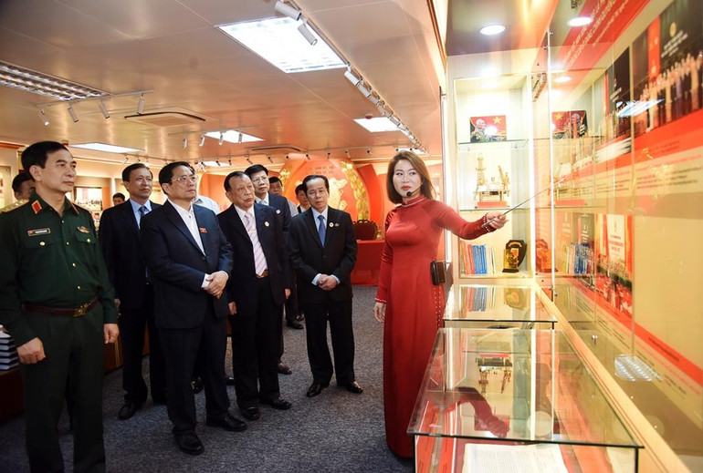 Trước đó, Thủ tướng thăm Phòng Truyền thống Hội Cựu chiến binh Việt Nam.