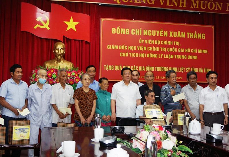 Đồng chí Nguyễn Xuân Thắng trao quà cho 10 gia đình có công tiêu biểu trên địa bàn thành phố Hà Tĩnh.