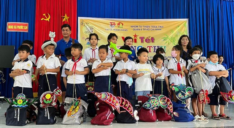 Tặng quà Trung thu cho trẻ em xã Phước Chỉ. Tặng quà Trung thu cho trẻ em xã Phước Chỉ.