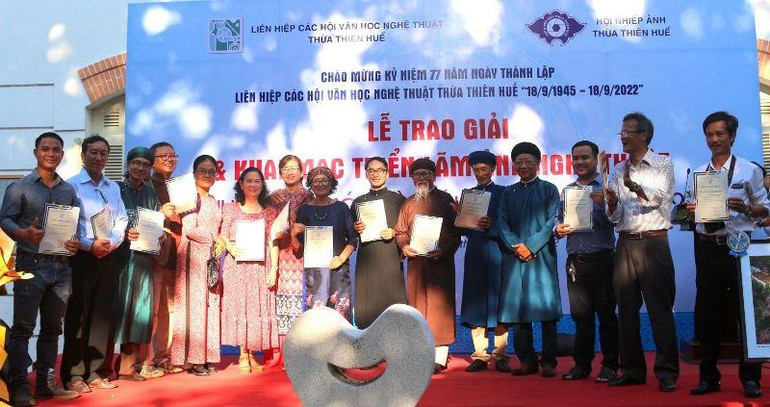 Ban Tổ chức trao giấy chứng nhận tham gia triển lãm cho các tác giả có tác phẩm triển lãm. Ban Tổ chức trao giấy chứng nhận tham gia triển lãm cho các tác giả có tác phẩm triển lãm.