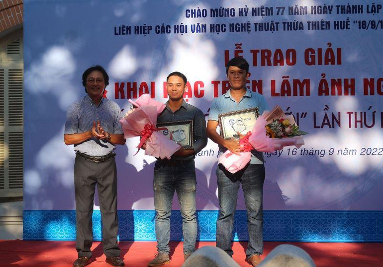 Giải Nhì thuộc về 2 tác phẩm: “Một góc đầm Lập An” của tác giả Trần Minh Trí (Đà Nẵng) và “Di sản” của tác giả Lê Tấn Thanh (Thừa Thiên Huế). Giải Nhì thuộc về 2 tác phẩm: “Một góc đầm Lập An” của tác giả Trần Minh Trí (Đà Nẵng) và “Di sản” của tác giả Lê Tấn Thanh (Thừa Thiên Huế).