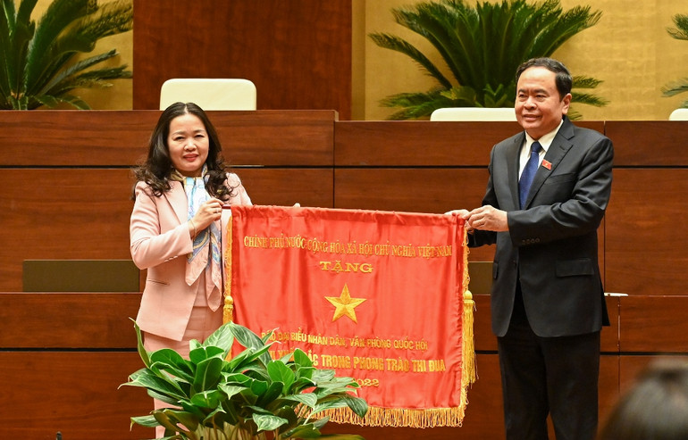 Phó Chủ tịch Thường trực Quốc hội Trần Thanh Mẫn trao Cờ thi đua của Chính phủ cho Báo Đại biểu nhân dân.