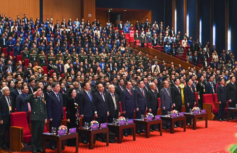 Các đồng chí lãnh đạo, nguyên lãnh đạo Đảng, Nhà nước thực hiện nghi thức chào cờ. Các đồng chí lãnh đạo, nguyên lãnh đạo Đảng, Nhà nước thực hiện nghi thức chào cờ.