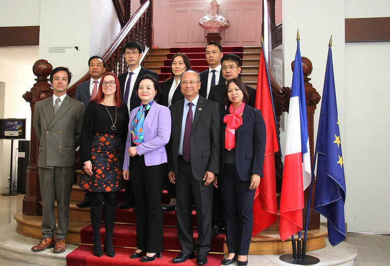 Đoàn Bộ Nội vụ và Đại sứ Việt Nam tại Pháp Đinh Toàn Thắng chụp ảnh lưu niệm cùng lãnh đạo Viện Dịch vụ Công Quốc gia của Pháp. (Ảnh: Khải Hoàn)