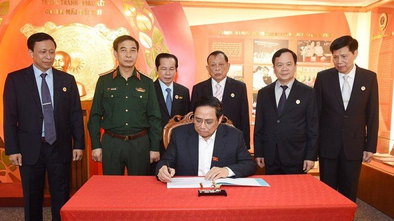 Thủ tướng Phạm Minh Chính ghi lưu bút sổ vàng tại Phòng truyền thống Hội Cựu chiến binh Việt Nam.