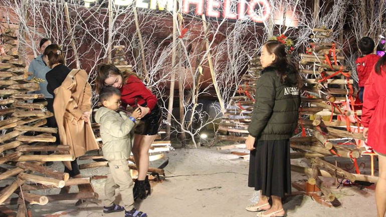 Chụp ảnh cho bà.