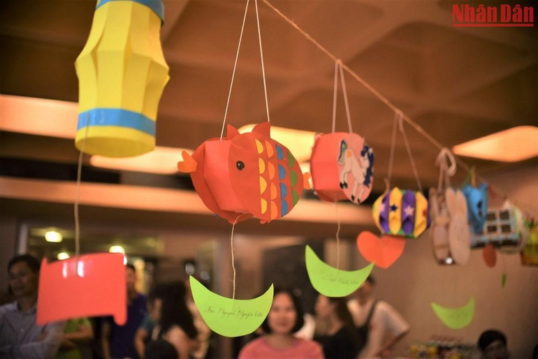 Hàng chục chiếc đèn lồng đậm chất dấu ấn riêng do chính tự tay các bạn nhỏ thiết kế và tạo kiểu. (Ảnh: MINH DUY)
