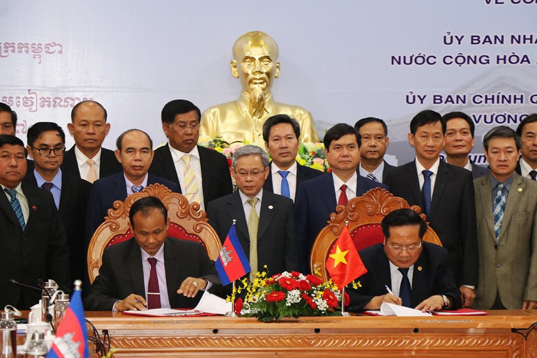 Lãnh đạo tỉnh Kon Tum và Stung Treng ký kết Bản ghi nhớ hợp tác.