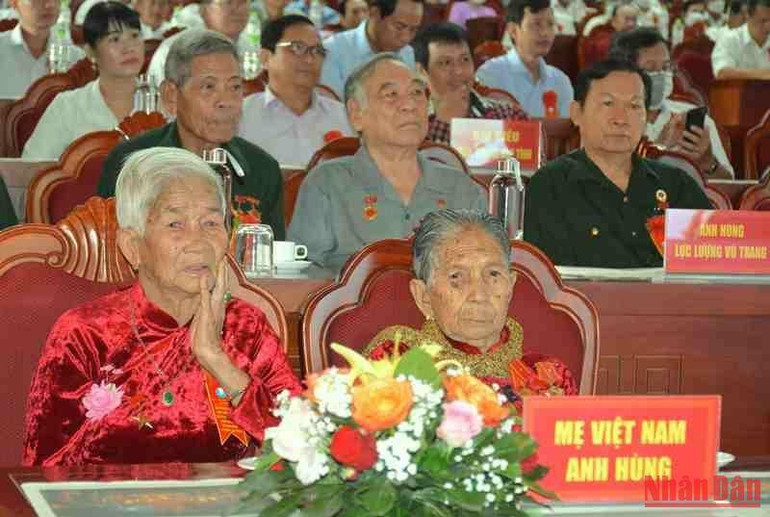 Đại biểu người có công về dự kỷ niệm 75 năm Ngày Thương binh-Liệt sĩ tại Cà Mau.