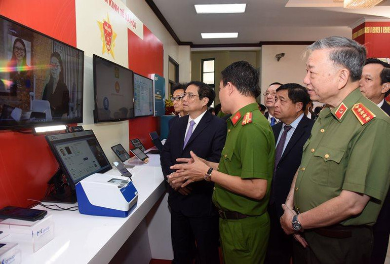 Thủ tướng Chính phủ Phạm Minh Chính và các đại biểu tham quan các sản phẩm trưng bày công nghệ chuyển đổi số. (Ảnh: Trần Hải) Thủ tướng Chính phủ Phạm Minh Chính và các đại biểu tham quan các sản phẩm trưng bày công nghệ chuyển đổi số. (Ảnh: Trần Hải)