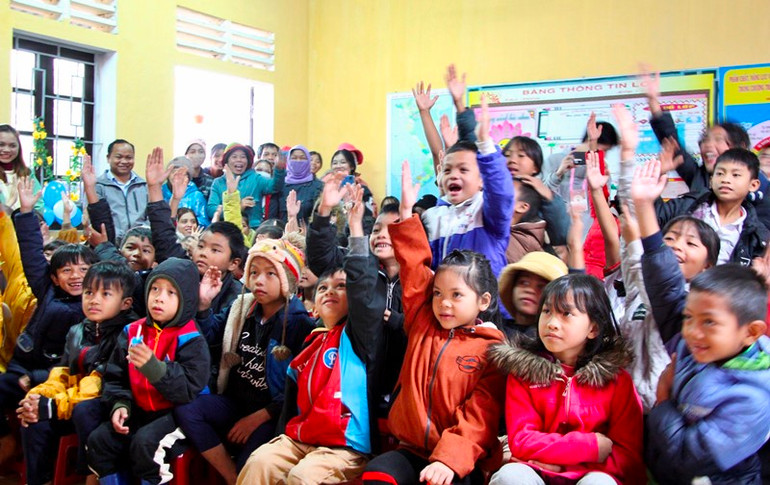 Các em nhỏ vui tươi, hào hứng khi cùng tham những trò chơi thú vị do các anh chị tình nguyện tổ chức.