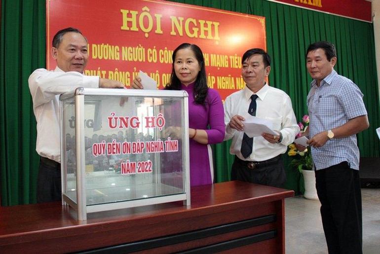 Các đại biểu hưởng ứng đợt phát động tham gia đóng góp Quỹ Đền ơn đáp nghĩa năm 2022.