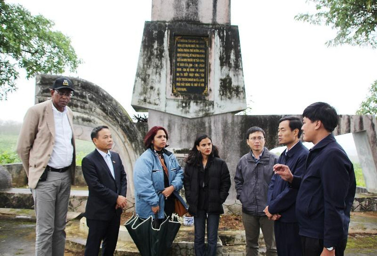...và thăm Di tích Cao điểm 241 tại huyện Cam Lộ, nơi lãnh tụ Cu Ba Fidel Castro từng diễn thuyết động viên tinh thần chiến đấu cho nhân Việt Nam, năm 1973.