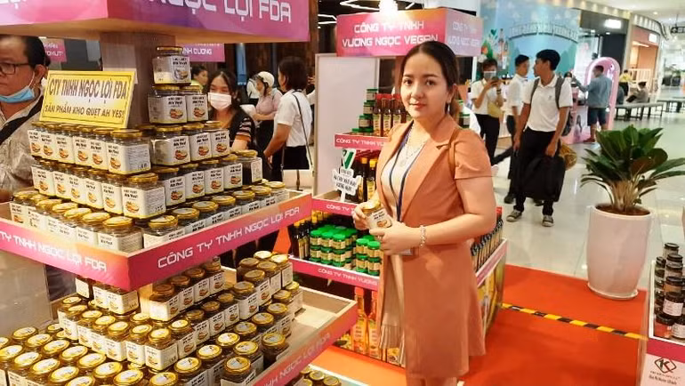 Các doanh nghiệp trưng bày sản phẩm tại “Tuần lễ triển lãm sản phẩm doanh nghiệp Việt tại AEON”.
