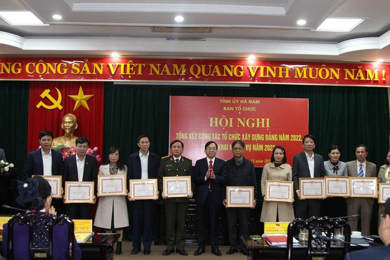 Nhiều tập thể, cá nhân có thành tích xuất sắc trong công tác tổ chức xây dựng đảng được khen thưởng.