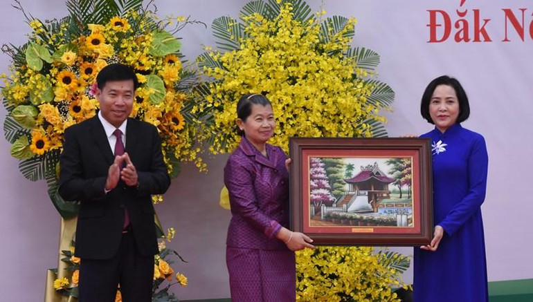 Chủ tịch Hội hữu nghị Việt Nam-Campuchia tặng quà lưu niệm.