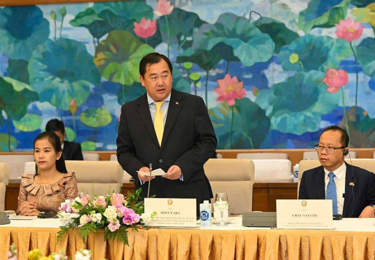 Chủ nhiệm Ủy ban Đối ngoại, hợp tác quốc tế, thông tin và truyền thông Quốc hội Campuchia Sous Yara phát biểu tại buổi tiếp.