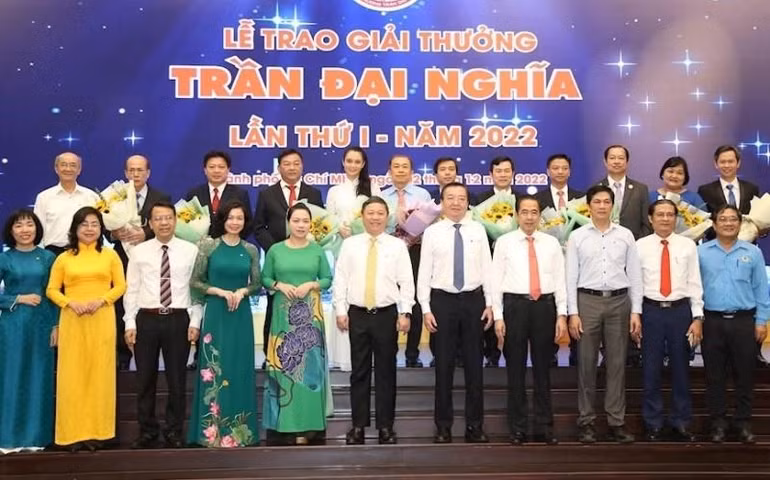 Các nhà giáo tiêu biểu nhận giải thưởng Trần Đại Nghĩa lần thứ I năm 2022 chụp ảnh lưu niệm cùng các đại biểu.