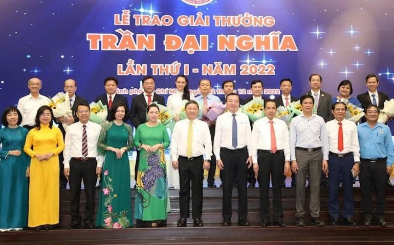 Các nhà giáo tiêu biểu nhận giải thưởng Trần Đại Nghĩa lần thứ I năm 2022 chụp ảnh lưu niệm cùng các đại biểu.