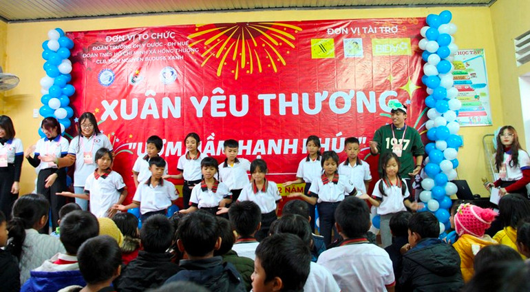 Các em học sinh Trường tiểu học Hồng Thượng cơ sở 1 mạnh dạn biểu diễn nhiều tiết mục văn nghệ.