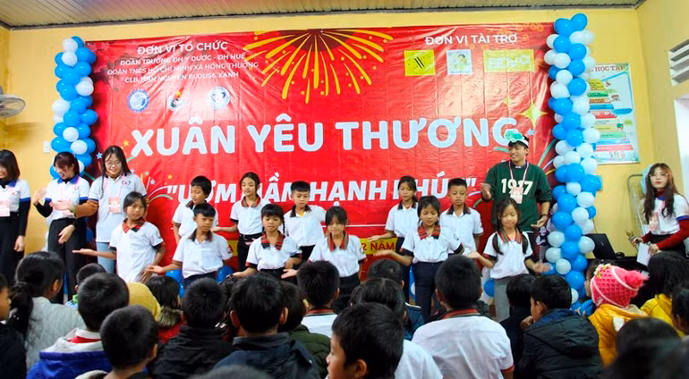 Các em học sinh Trường tiểu học Hồng Thượng cơ sở 1 mạnh dạn biểu diễn nhiều tiết mục văn nghệ.