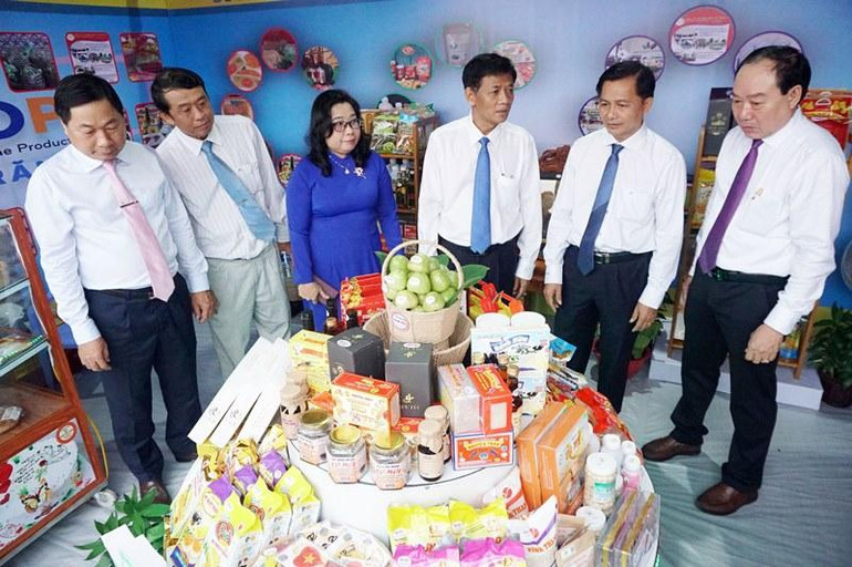 Lãnh đạo tỉnh Sóc Trăng tham quan các mặt hàng OCOP trong Hội chợ xúc tiến thương mại 2022.
