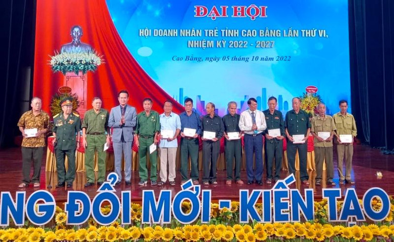 Lãnh đạo tỉnh Cao Bằng và Chủ tịch Trung ương Hội Doanh nhân trẻ Việt Nam tặng quà nạn nhân chất độc da cam ở Cao Bằng.