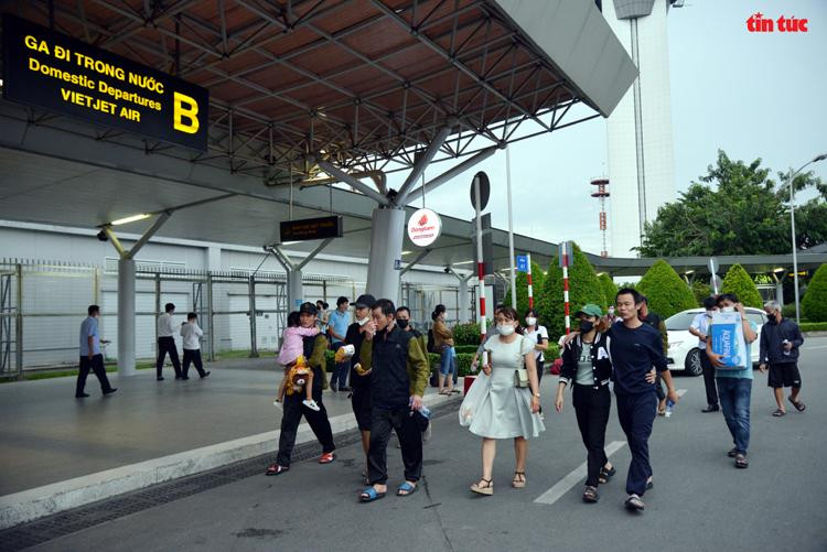 Các thuyền viên di chuyển sang Ga nội địa để làm thủ tục bay về Đà Nẵng.