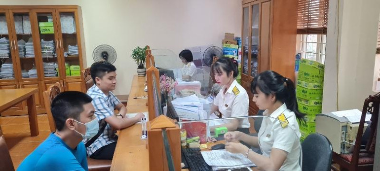 Cán bộ Chi cục Thuế thành phố Vĩnh Yên tư vấn về pháp luật thuế cho người nộp thuế.