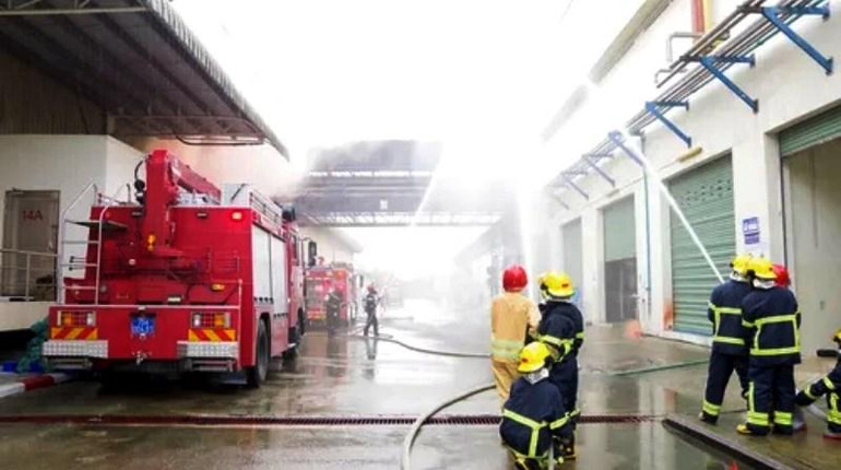 Các lực lượng tham gia thực hành xử trí tình huống dập tắt đám cháy. Các lực lượng tham gia thực hành xử trí tình huống dập tắt đám cháy.