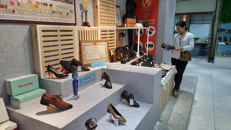 Người tiêu dùng tham quan các sản phẩm dệt may, da giày trưng bày tại showroom Trung tâm Xúc tiến thương mại và Đầu tư Thành phố Hồ Chí Minh.