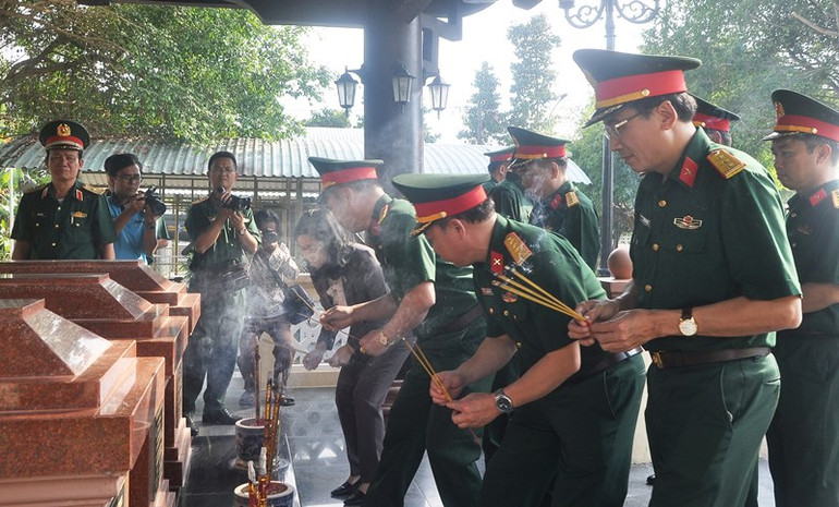 Lãnh đạo Bộ Quốc phòng thắp hương tại mộ 3 chiến sĩ gang thép.